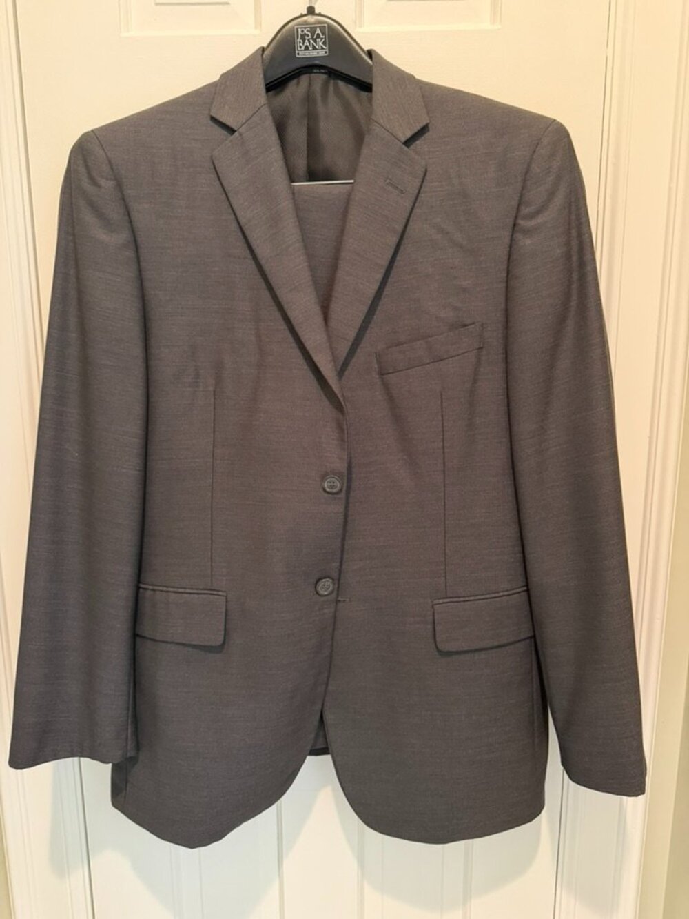 Jos A Bank, Like new, gray suit, 3 piece, jacket 40R, pants 33x32